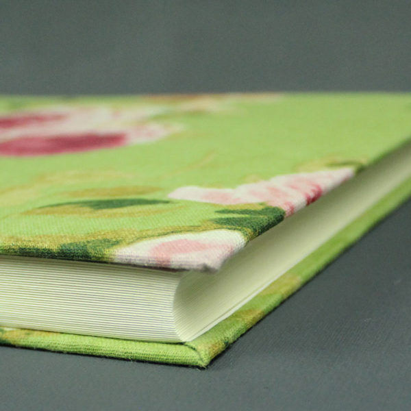 Hochzeits Fotoalbum grasgrün mit pink Rosen
