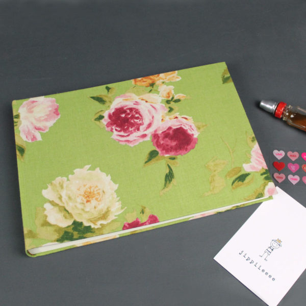 Hochzeitsalbum in leuchtendem Grün mit Rosendruck
