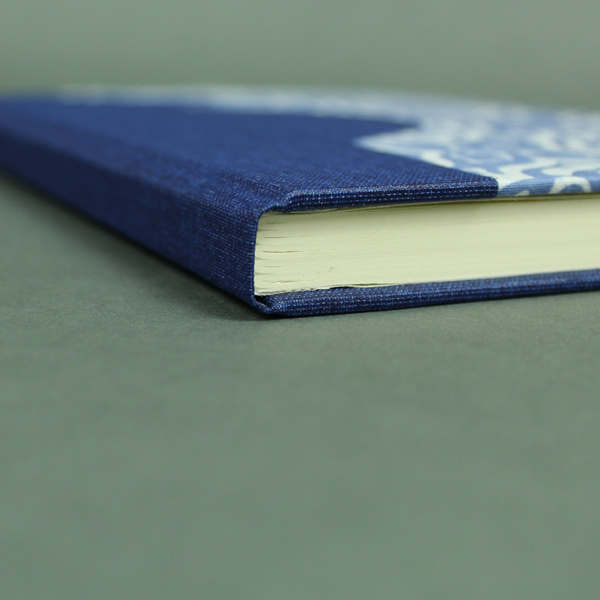 Blaues Schwangerschaftstagebuch im Batik Look