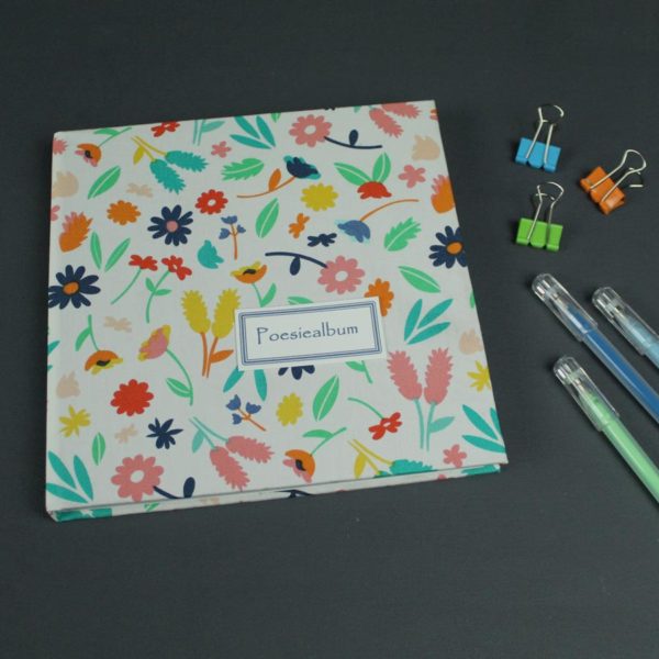 Weißes Poesiealbum mit bunten Blümchen
