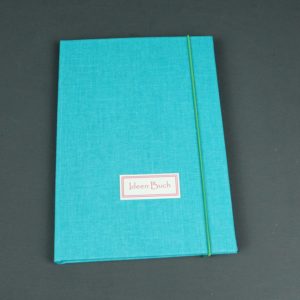 Notizbuch DIN A5 türkis mit grünem Gummikordelverschluss