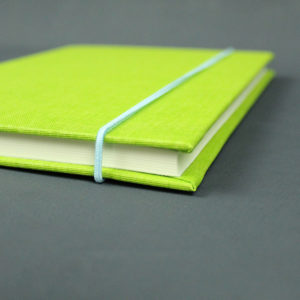 Grasgrünes Notizbuch liniert