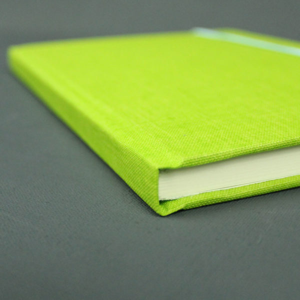 Grasgrünes Leinen bezogenes Notizbuch