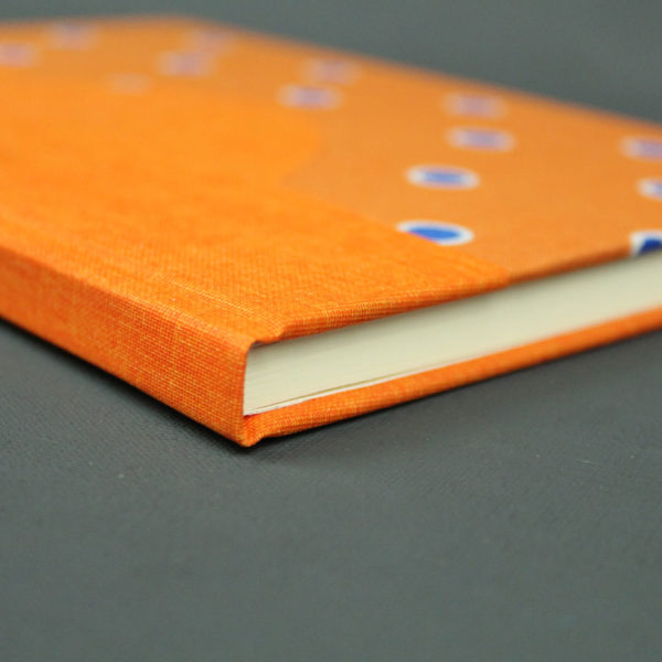 Stoff bezogenes Schwangerschaftstagebuch orange gepunktet