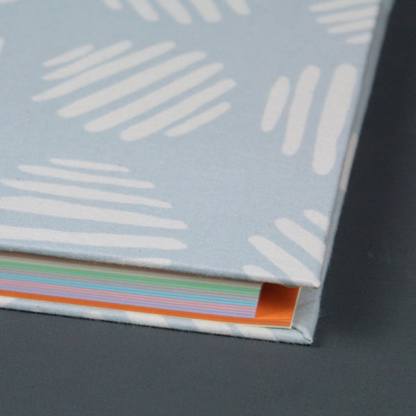 Hellblau weißes Notizbuch mit bunten Registerseiten und Polka Dots