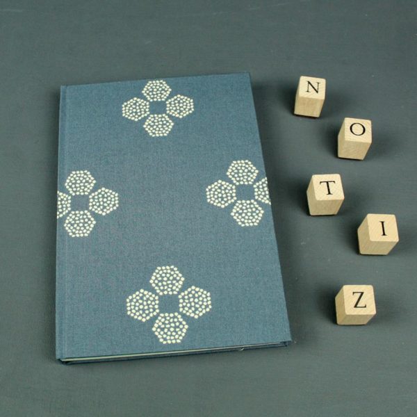 Blaugraues DIN A5 Notizbuch mit Polka Dots und bunten Registerseiten