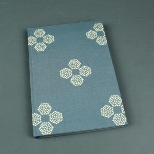 Blaugraues DIN A5 Notizbuch mit cremefarbenen Polka Dots