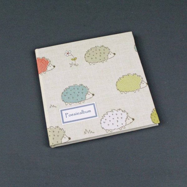 Poesiealbum helles Leinen mit vielen pastelligen Igeln