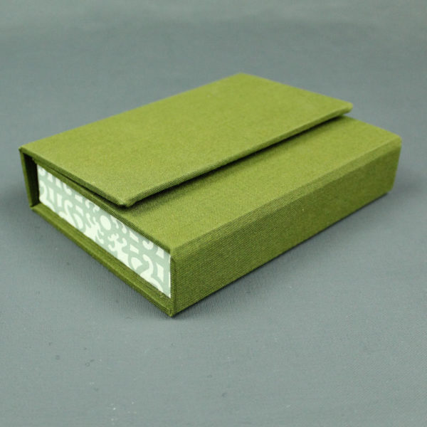 Olivgrünes Kartenkästchen mit grau grünem Innenleben