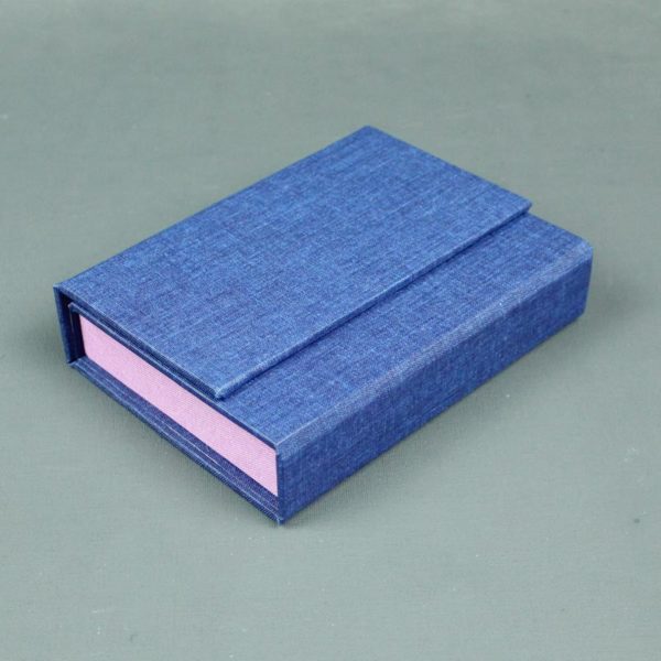 Kartenspielkästchen in leuchtend blau lila