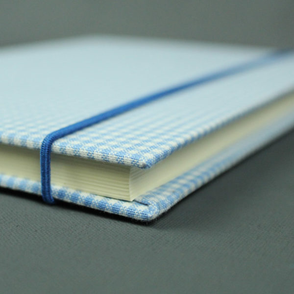 Bullet Journal mit einem hellblau weiß karierten Baumwollstoff bezogen