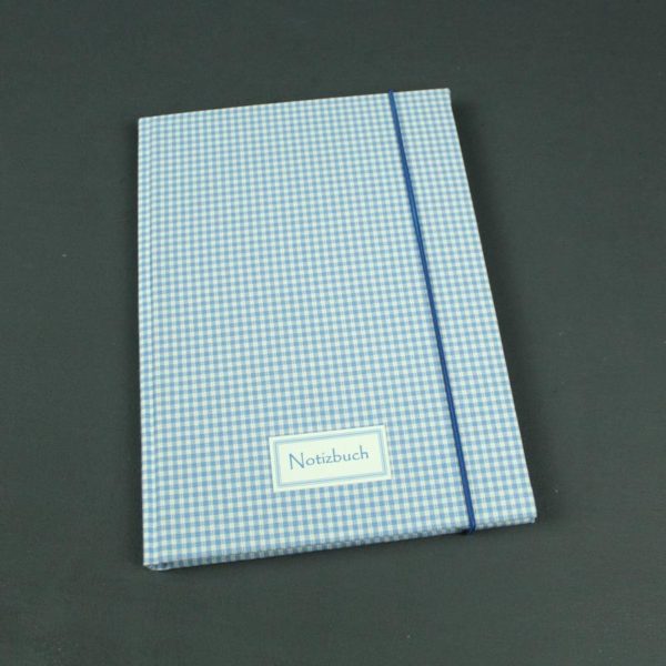 DIN A5 Notizbuch mit einem hellblau kleinkarierten Stoff bezogen