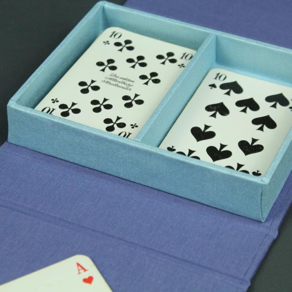 Spielkartenschachtel in lila und hellblau