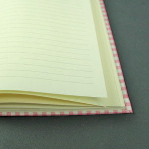 liniertes rosa weißes Tagebuch