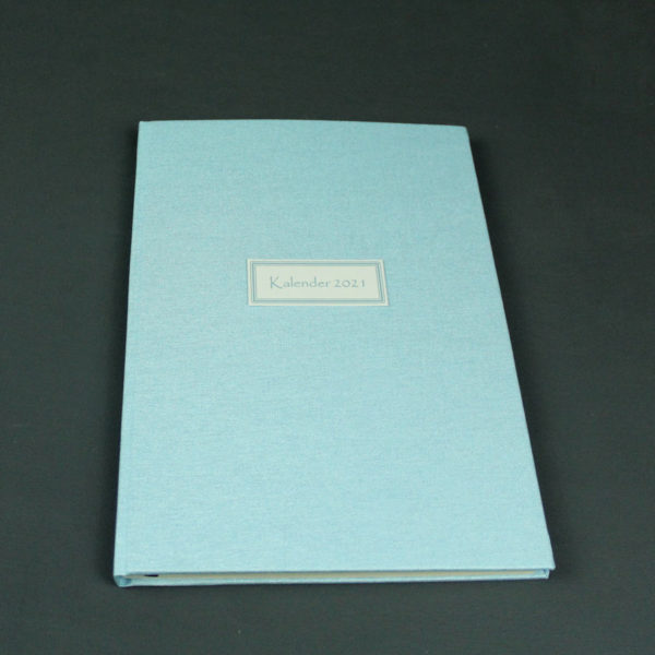Internationaler Buchkalender in changierendem Hellblau