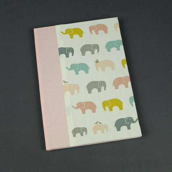 Apricot creme gemustertes Babytagebuch mit kleinen Elefanten