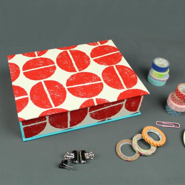 Creme rote Schachtel für Schmuck