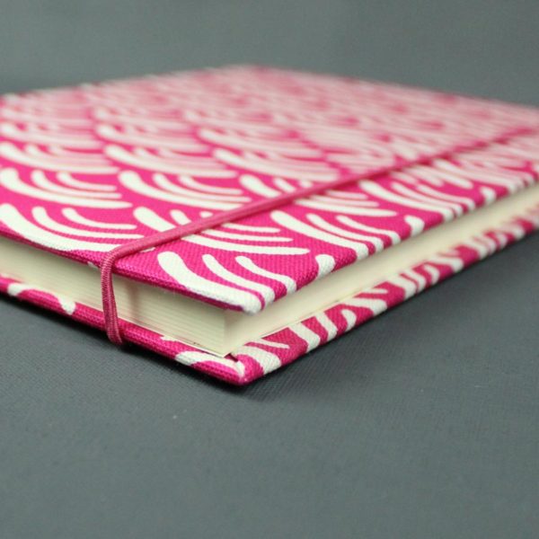 Pink weiß gemusterter internationaler Kalender