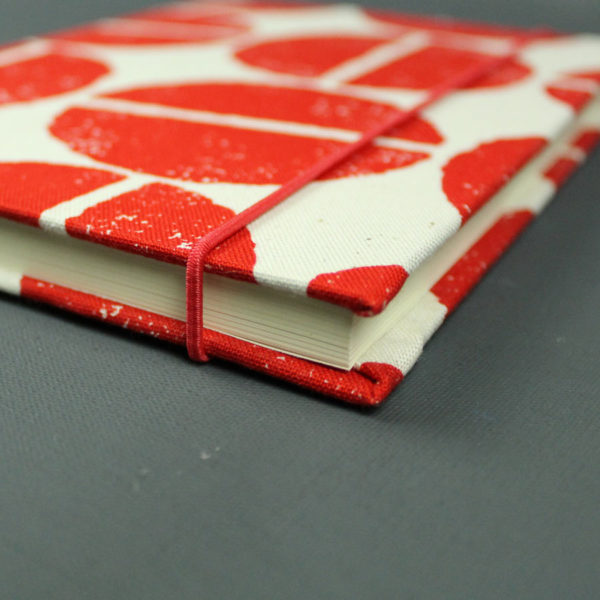 Kariertes creme rotes Notizbuch DIN A5