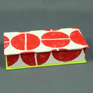 Stiftekästchen creme mit großen roten Polka Dots