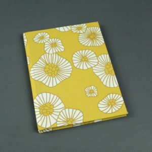Adressbuch DIN A6 retro gelb mit großen weißen Blüten