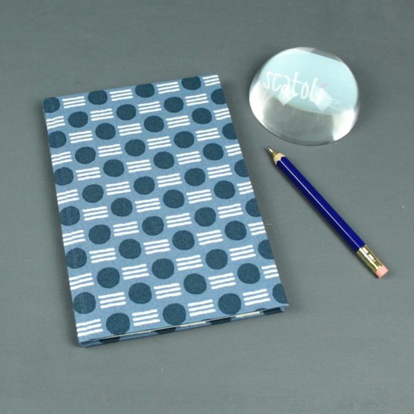 Tagebuch mit einem blau creme Baumwollstoff
