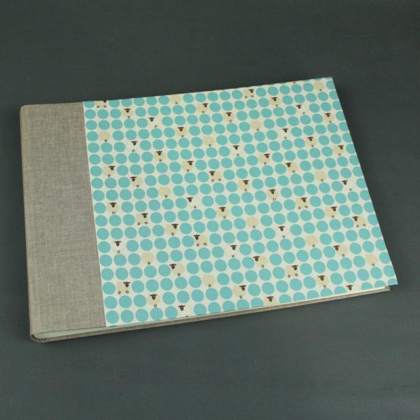 Babyfotoalbum Querformat beige türkis gepunktet mit Schäfchen