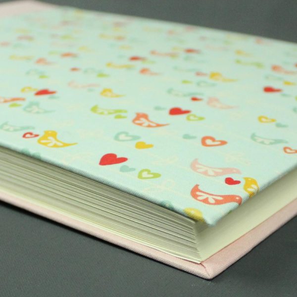 Querformatiges Babyalbum in Pastelltönen