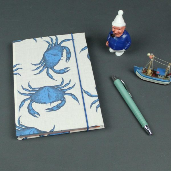 Ein mit blauen Krebsen bedrucktes Notizbuch