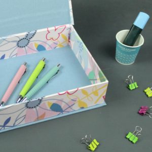 Weiß blau bunt gemusterter DIN A5 Kasten