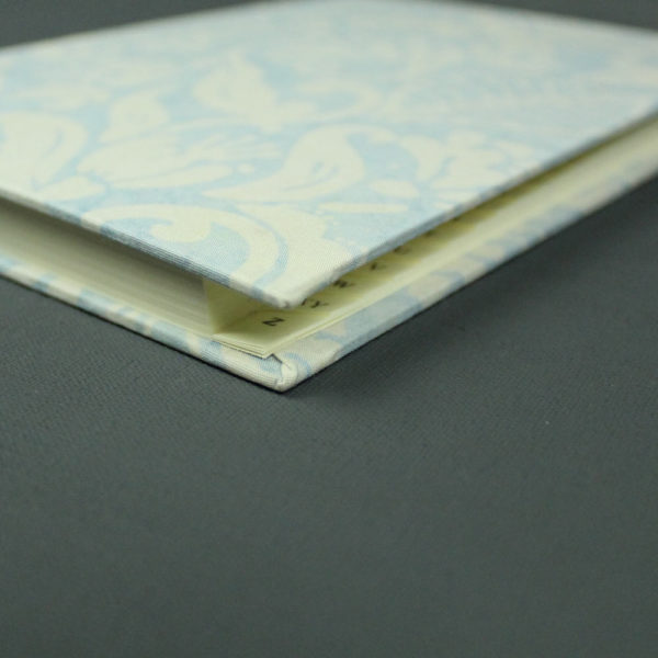 Hellblaues DIN A5 Adressbuch im Batiklook