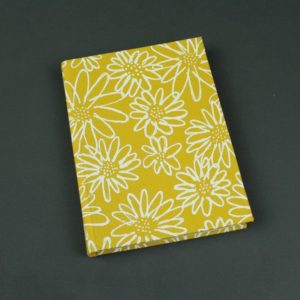DIN A6 Notizbuch in zartem gelb mit weißen Blüten