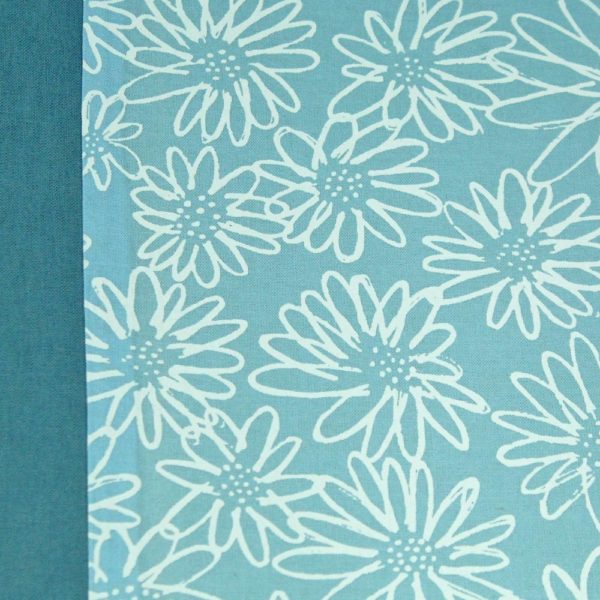 Großes hellblaues Fotoalbum mit weißen Blüten