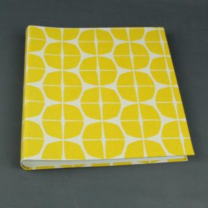 Quadratisches großes grafisch gelb weißes Fotoalbum