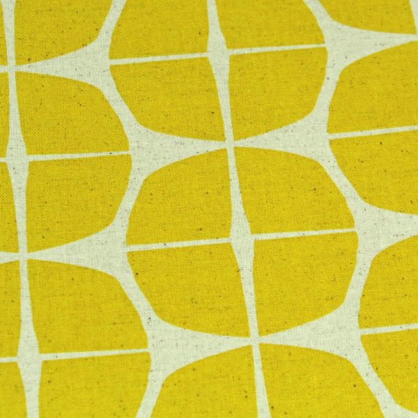 Quadratisches gelb weißes Fotoalbum mit typisch skandinavischem Muster