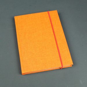 Kleines schmales Notizbuch in Orange mit roter Gummikordel