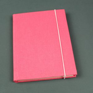 Schmales DIN A6 Notizbuch in Bonbon Rosa mit Gummikordel