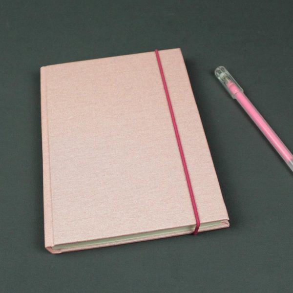 DIN A6 Notizbuch bezogen mit perlmutt rosa Buchbinderleinen