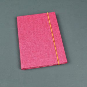 Schmales DIN A6 Notizbuch blanko in leuchtendem Pink