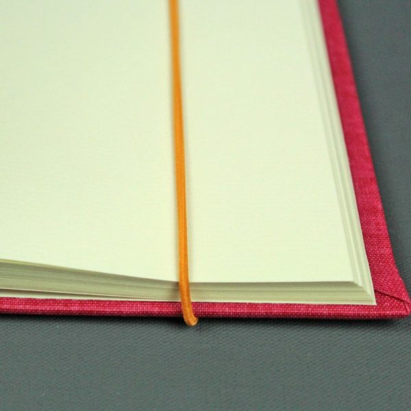 DIN A6 Notizbuch blanko pink mit orange Gummikordel