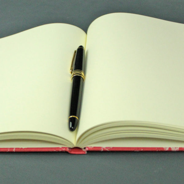 Hellrotes quadratisches Gästebuch
