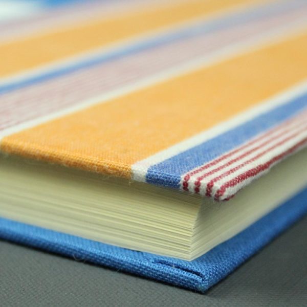 Gestreiftes Gästebuch blau gelb weiß
