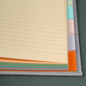 Fliederfarbenes Tagebuch mit bunten Registerseiten