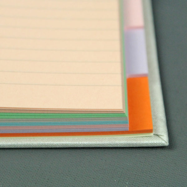 Weißes DIN A5 Tagebuch mit bunten Registerseiten