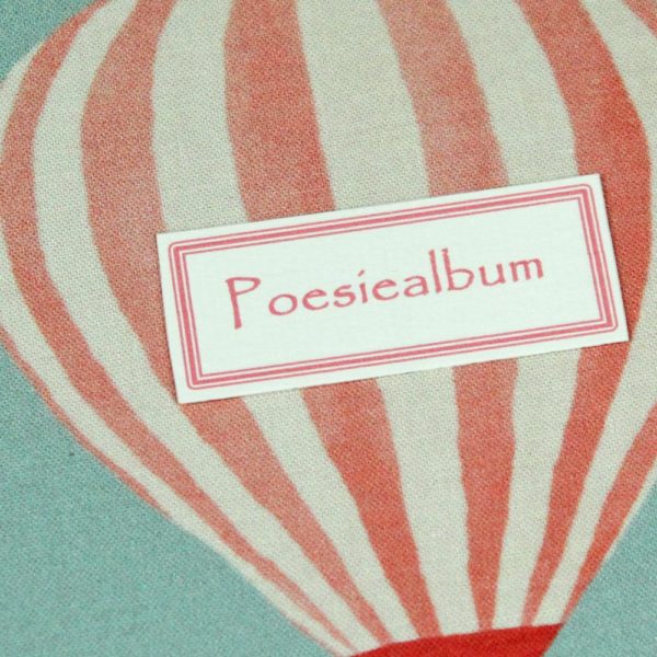 Poesiealbum mit einem apricot creme gemusterten Heißluftballon
