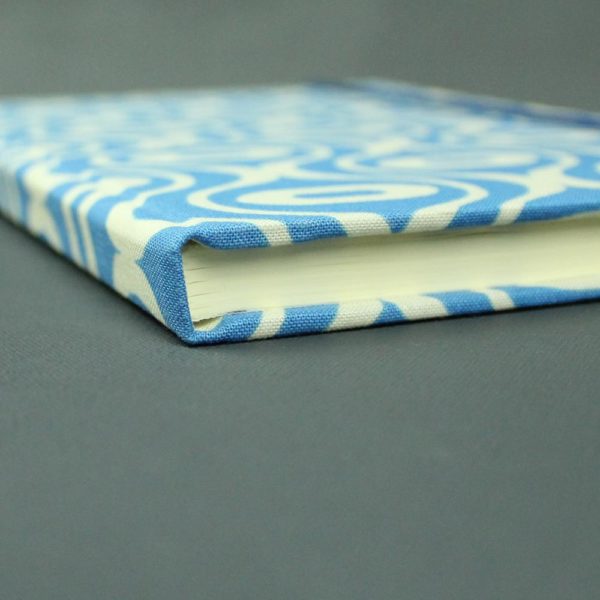 Notizbuch DIN A5 blau weiß grafisch gemustert