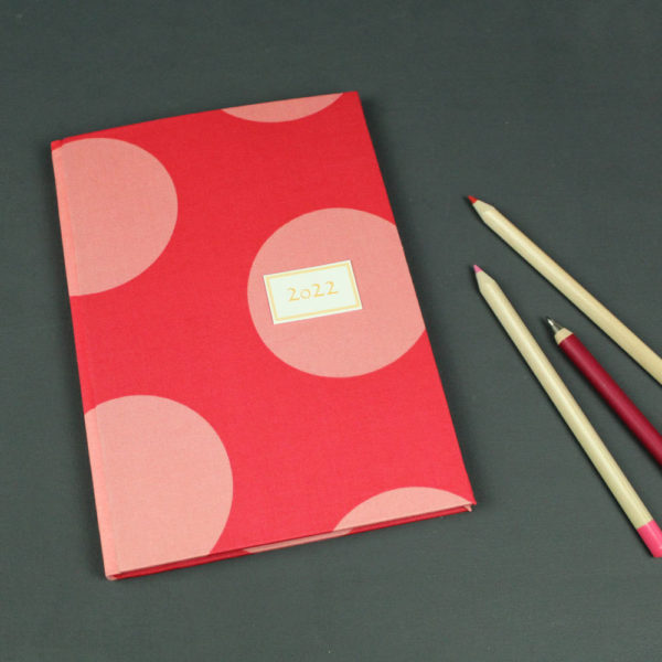 Buchkalender rot apricot mit Polka Dots und einem Vogel
