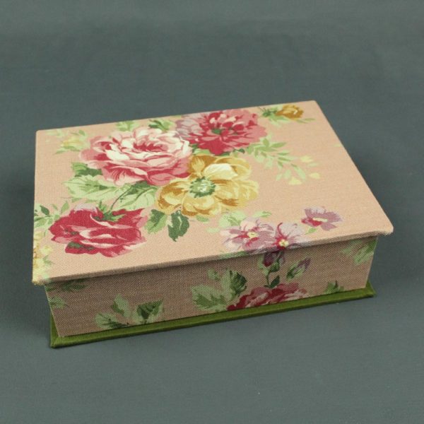 Kleines Kästchen in Altrosa mit alten Rosen bedruckt