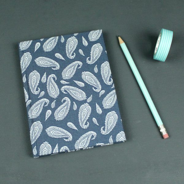 Femininer blauer Kalender mit Paisley Muster