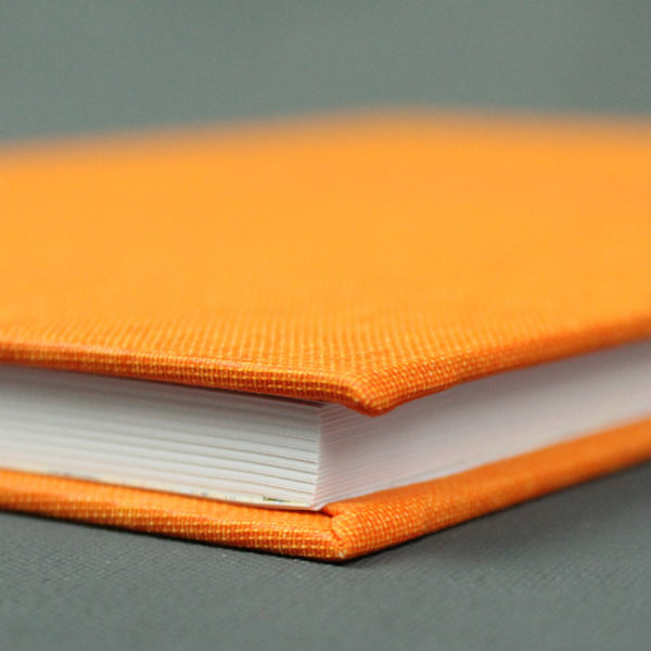 Buchkalender 2022 orange mit Heißprägung